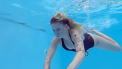 Gets Horny Underwater And - Mimi Cica